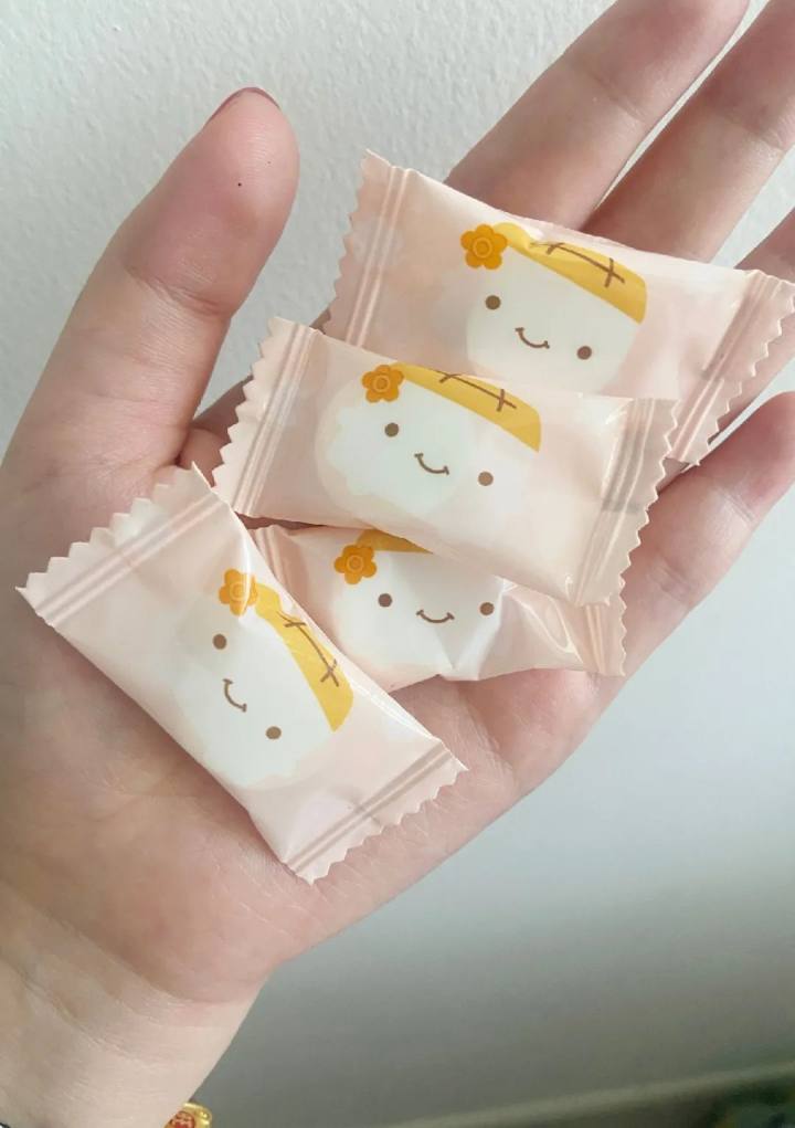 以为是颗奶糖，结果从嘴里拉出一张“人脸”？杭州的日用品超市里也有，包装和糖一样，但是不能吃啊……