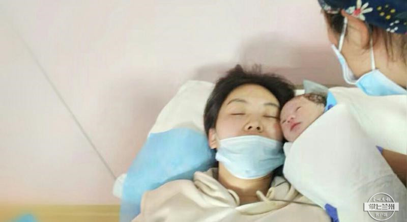 孕妇在火车站突然临盆事件,火车上一孕妇临产