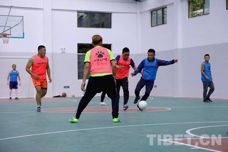 一个小球馆的利润,一个小篮球场馆多少钱