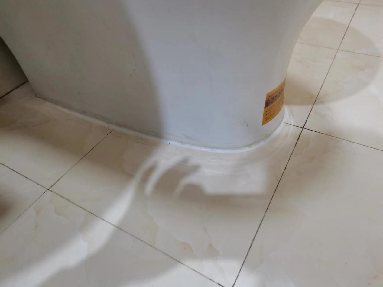 马桶底部一圈经常发霉发黑?试试老师傅教我的5个办法,烦恼消散