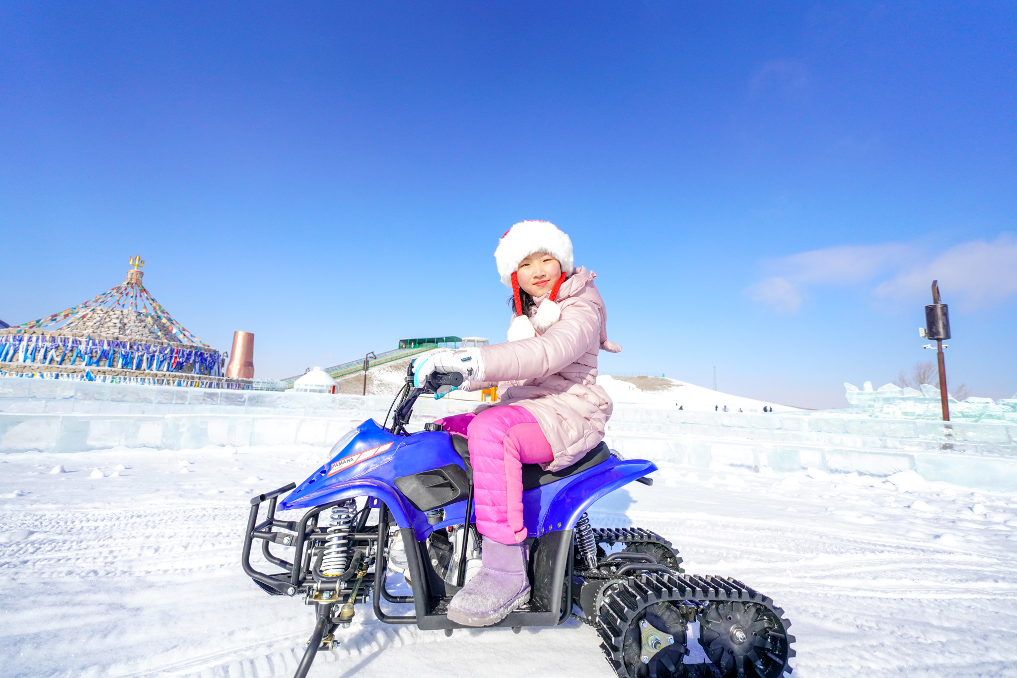 美也声声马鸣，冰雪晶莹！壮哉辽阔草原，新岁康安