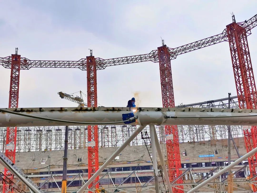 成都这个大型足球场封顶!创国内同等规模体育场工期最短纪录