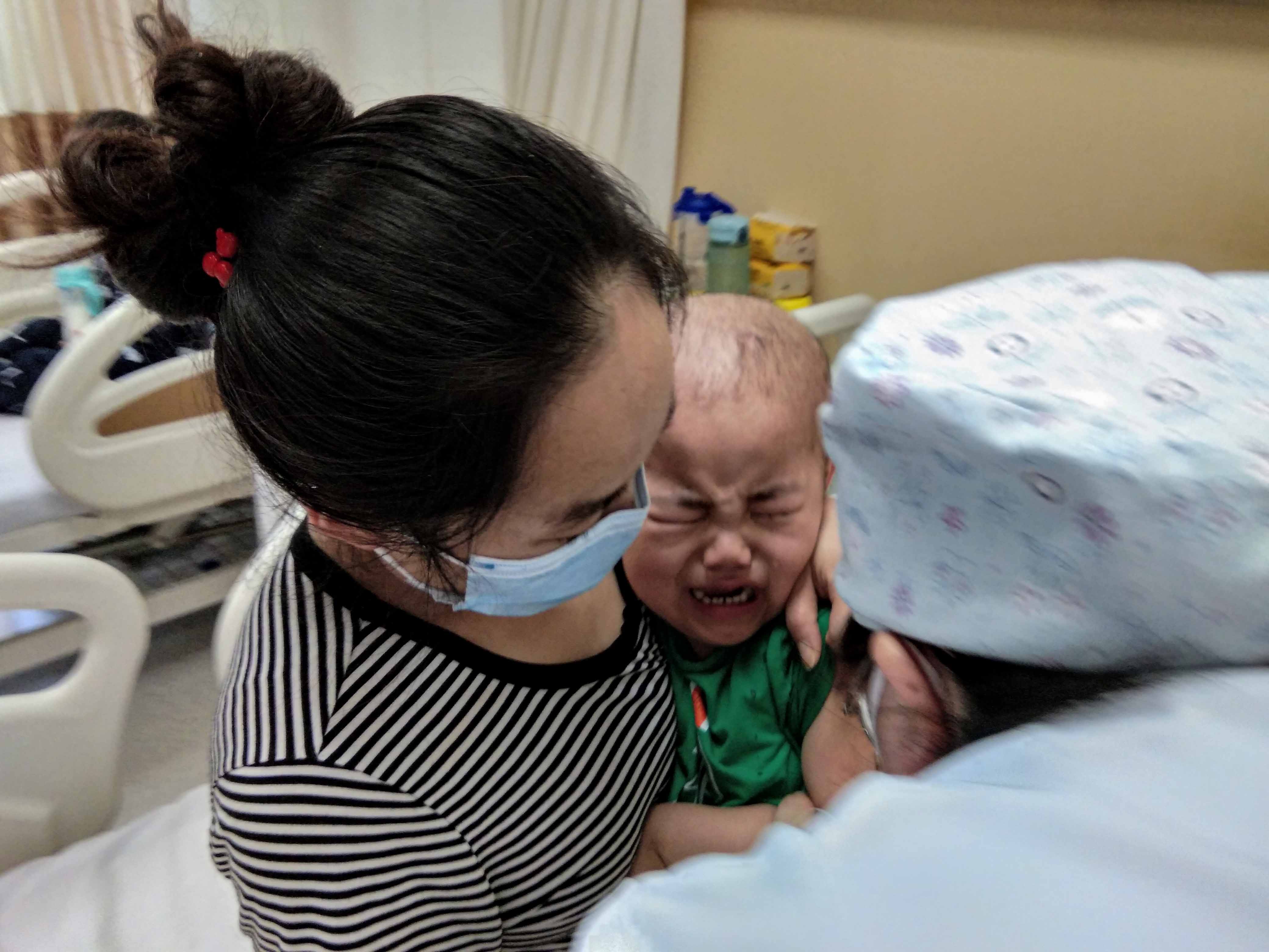 河北一女子漏交女儿新农合出事，崩溃痛哭：对不起，都是妈妈的错