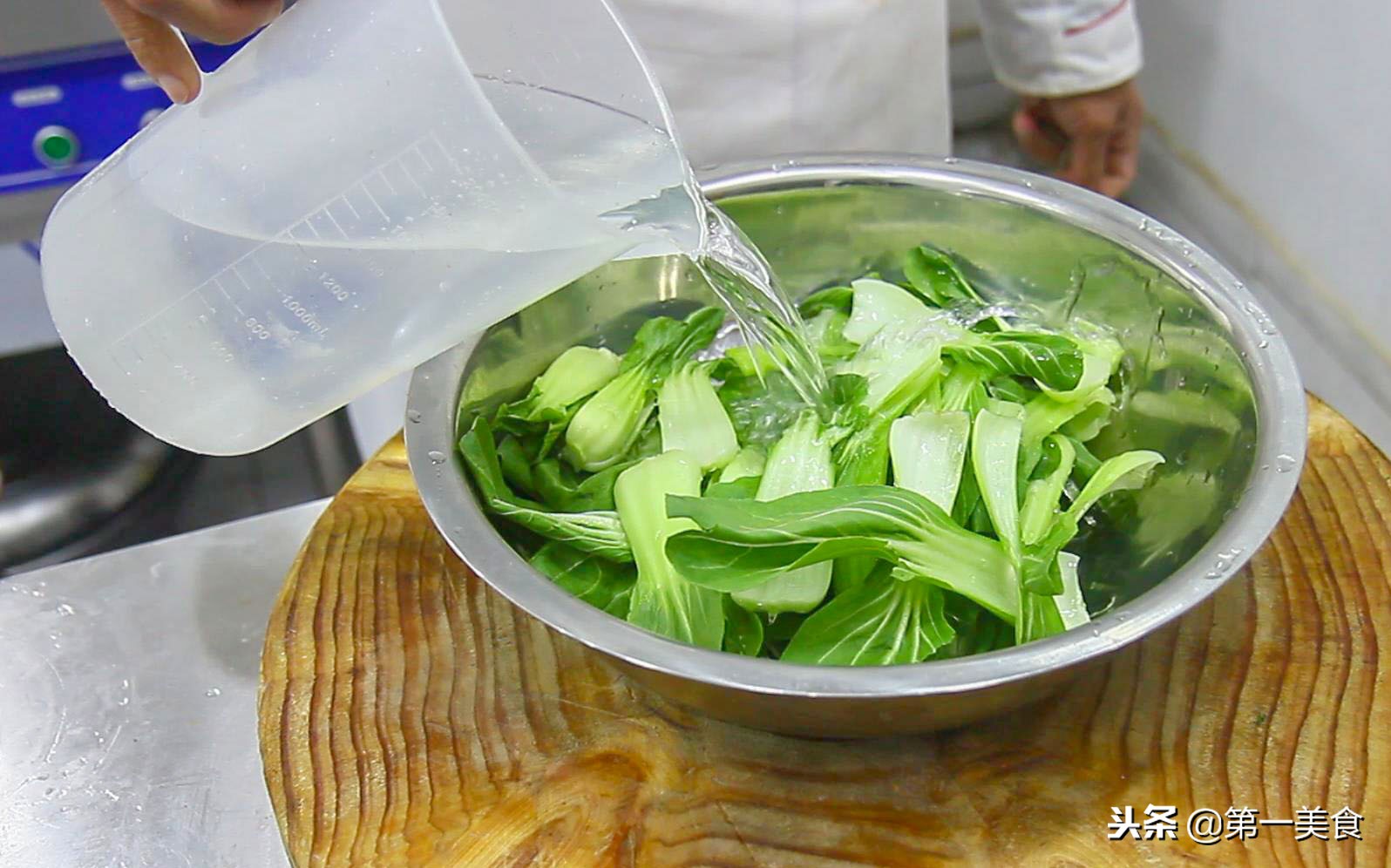 青菜怎么煮才脆绿,青菜怎么烧翠绿不出水