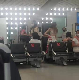 我穿着两条秋裤套牛仔外加带绒冲锋衣，来到零上29度的墨西哥