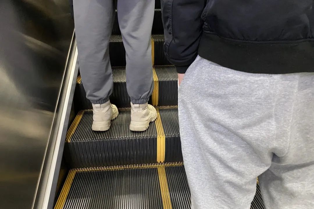 每个人的衣橱里都有一条灰色卫裤,每个人是不是都有一条灰色卫裤