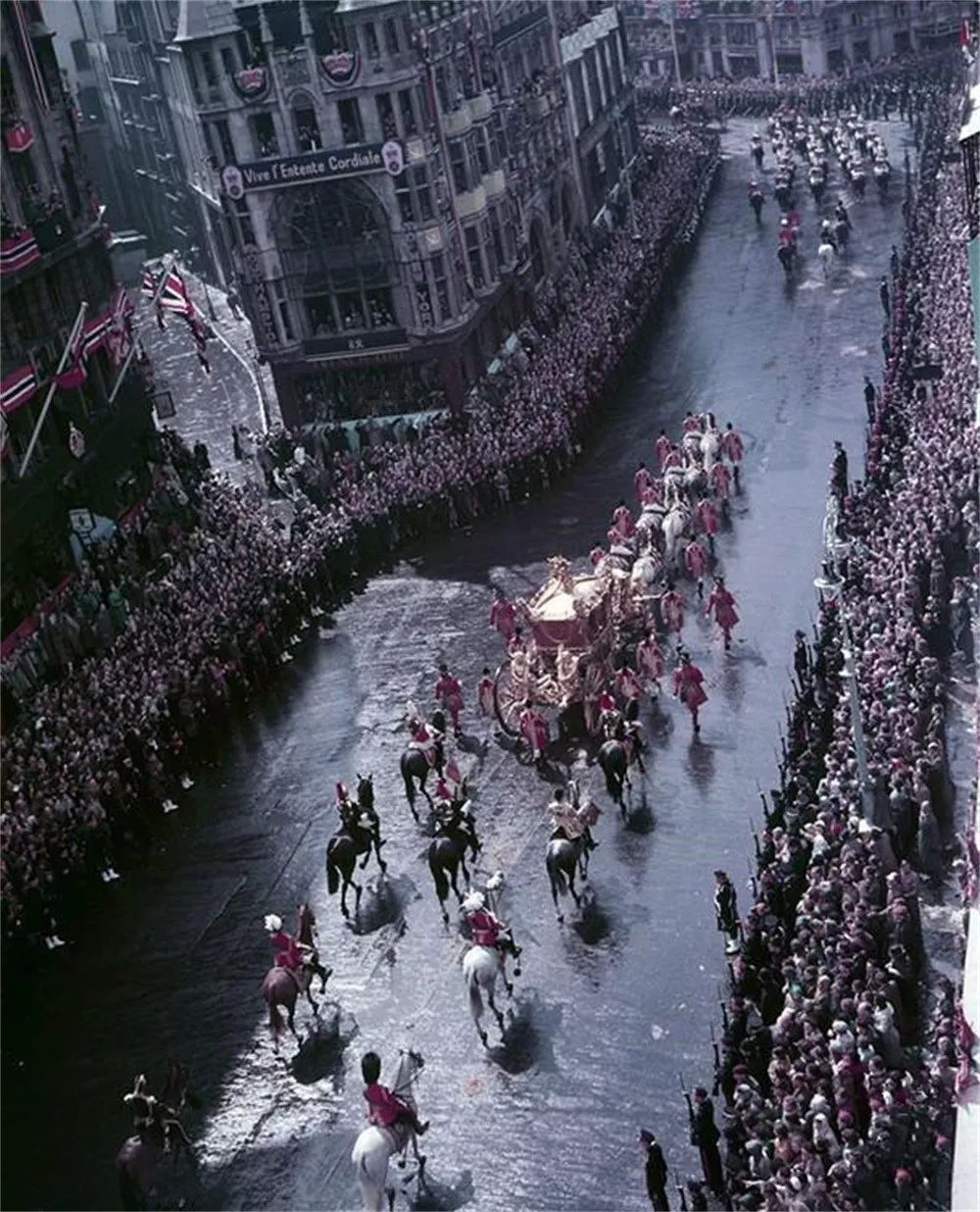 英国女王珠宝传奇,英国女王王冠上的宝石的传奇