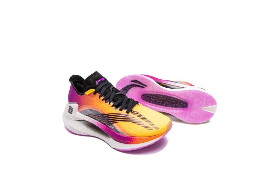 时装周新品拖鞋太帅了!外形惊喜,中底全掌䨻,这是李宁永远的神