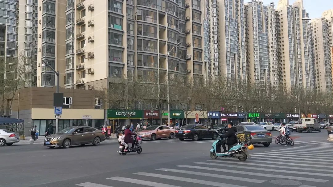 “头摇得像拨浪鼓”，在这儿过马路怎么这么难？