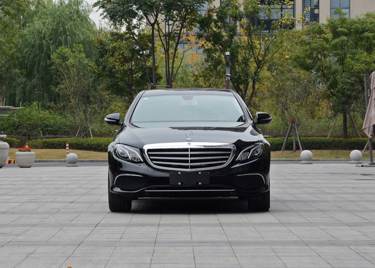 在网络端一直备受争议，在销售端却越卖越好的奔驰E，强势