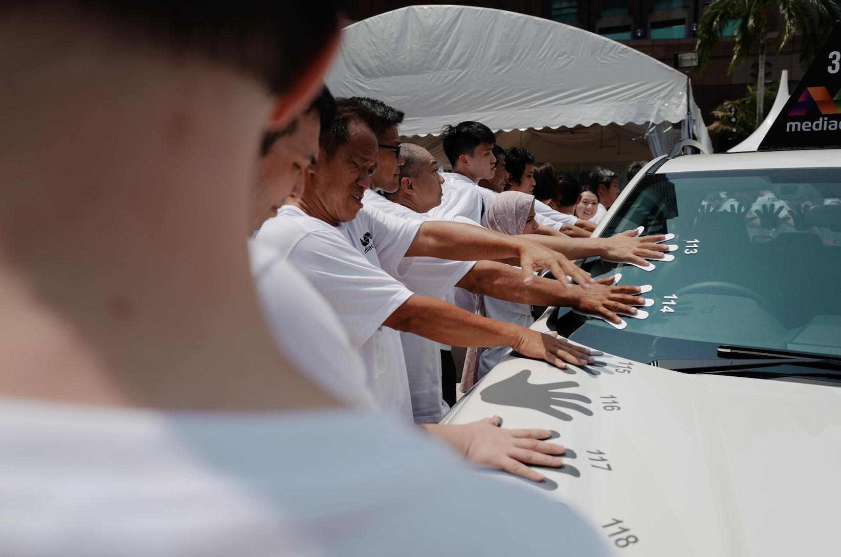 这个人把手摸在车上超过3天3夜赢了一辆车你觉得你行不？