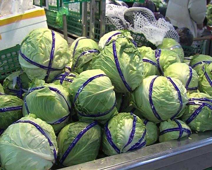 记者暗访居民小区疫情防控工作,采访路人对防疫的看法