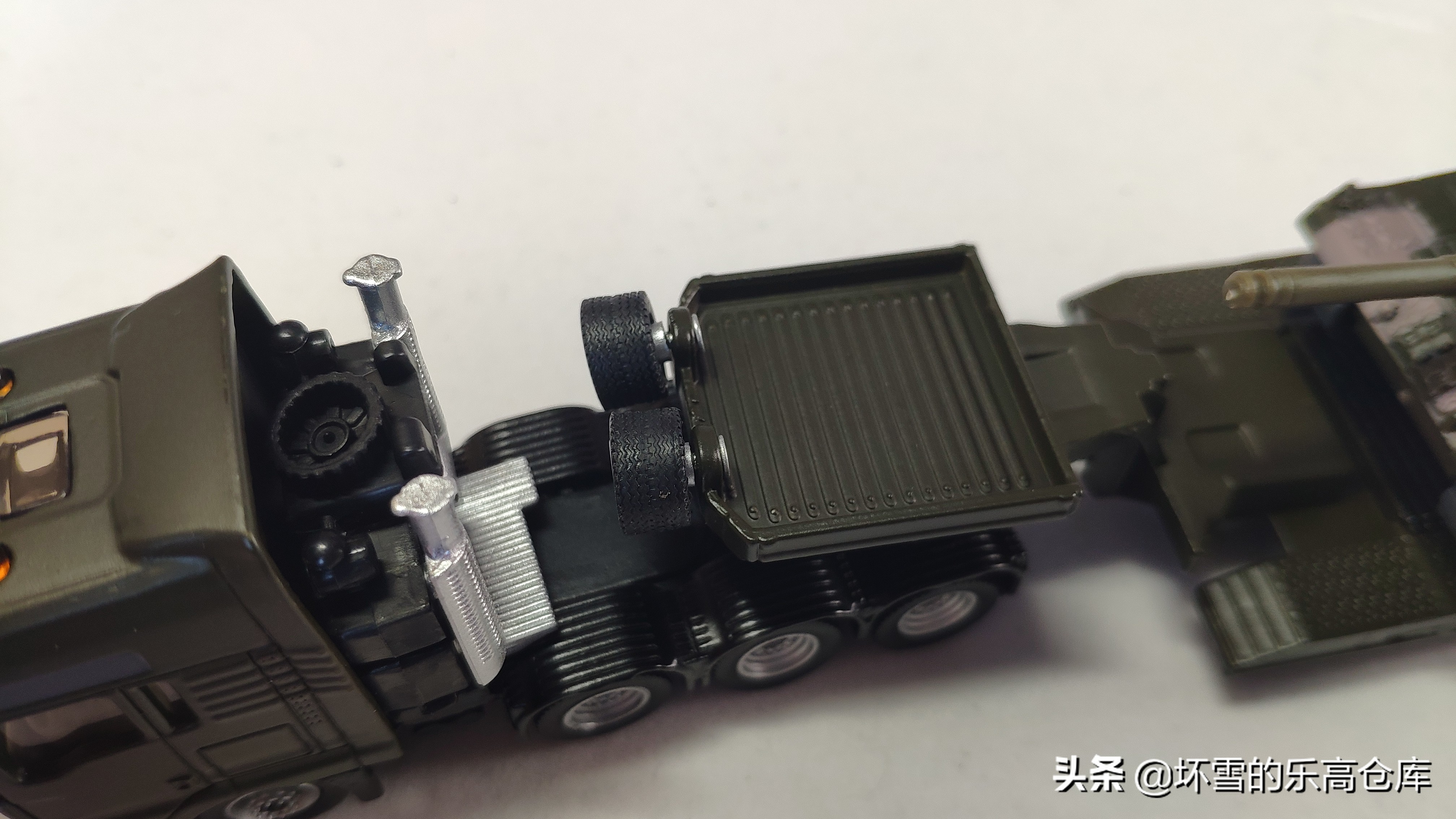 用HO比例车模运输钢铁洪流：SIKU模型豹2坦克运输卡车