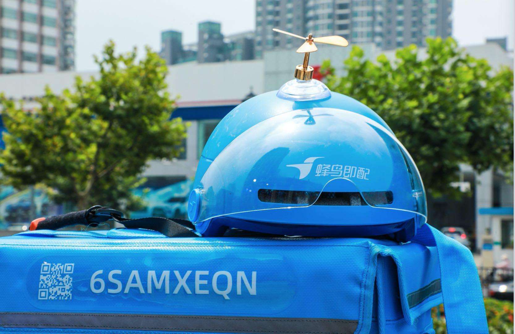 选竹蜻蜓还是袋鼠耳朵?外卖小哥的头盔大战,背后是卖萌出奇迹