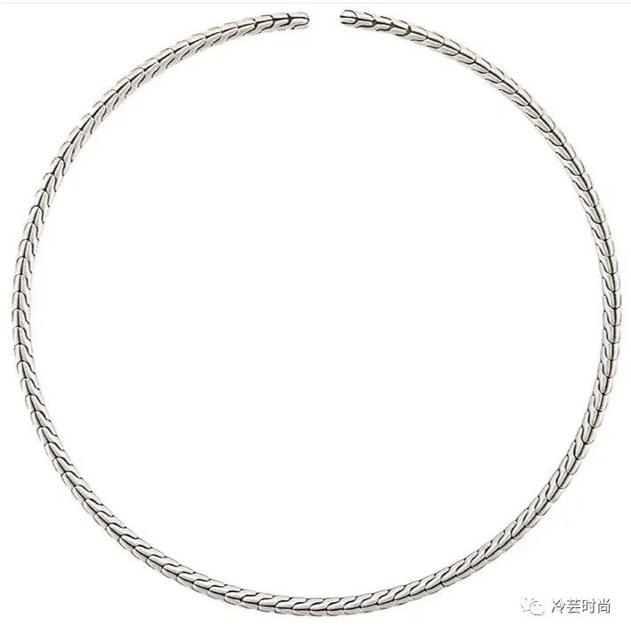 项链的活动扣佩戴方法,项链的佩戴要讲究八大搭配技巧