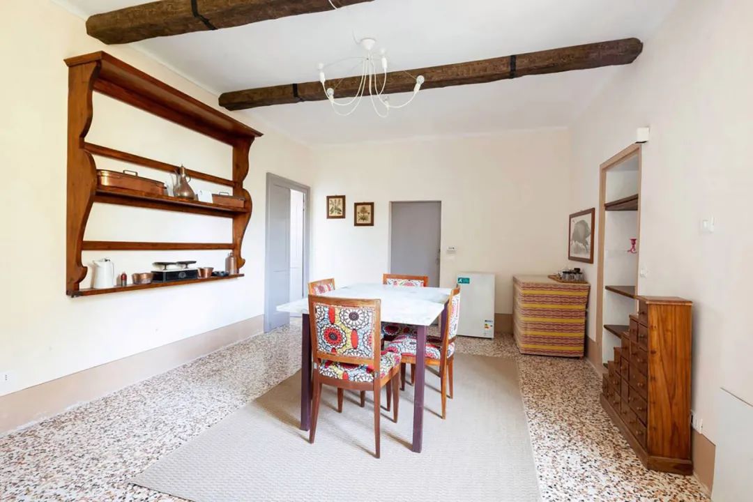 疫情期间住古堡，国外普通女大学生迅速成百万网红，获千万点赞