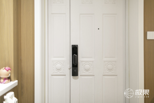 经常忘记自己锁门,智能门锁被锁定怎么解锁