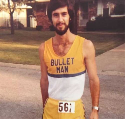 他被*弹子**击中额头，误以为是石子，跑完52里后，不料还有意外收获