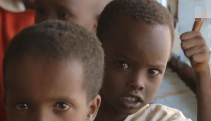 非洲女人拒绝割礼，自己用牛粪盖房建立女人村，拒绝男人进入