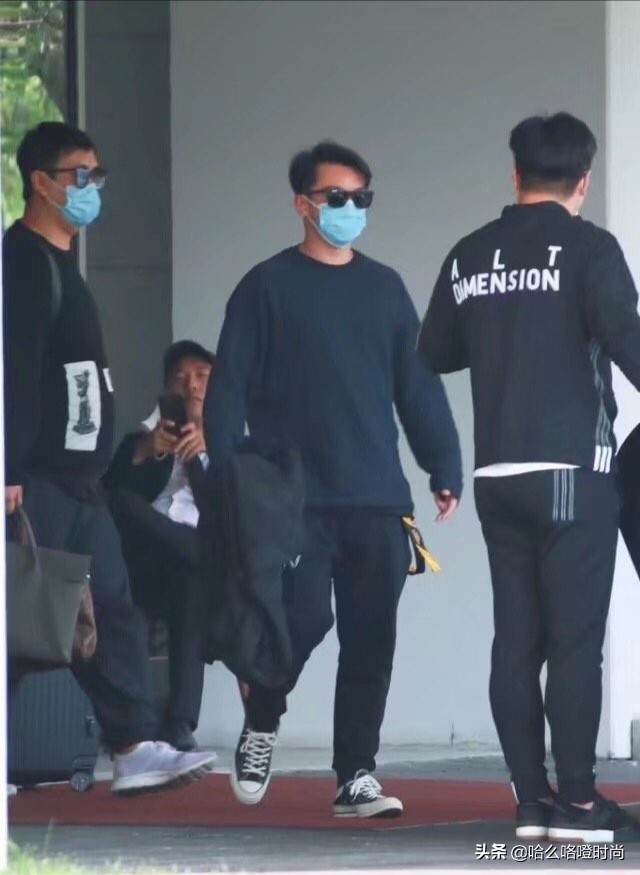 郑恺穿黑色西装出席,郑恺身穿蓝色牛仔褂更帅气了