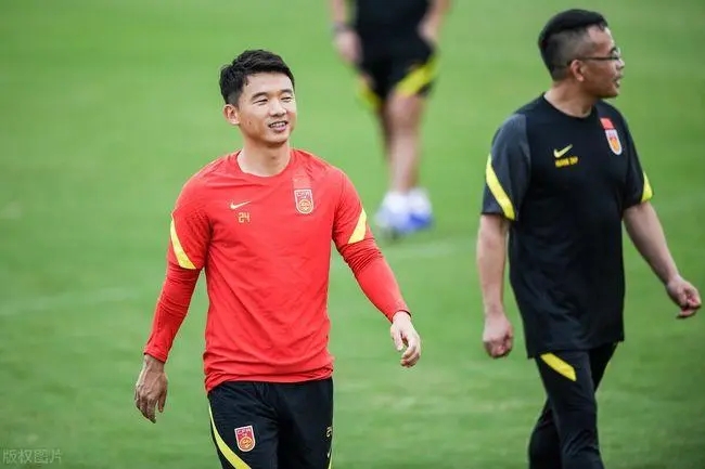 国足3比2越南李铁反应,国足2比0输给日本怎么看李铁