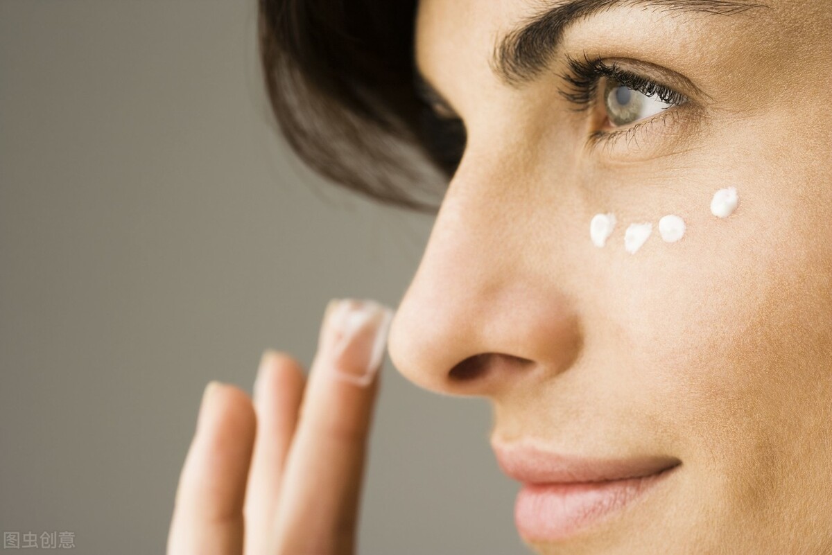 35岁眼部长皱纹什么眼霜最好,眼部长皱纹这3个妙招可以试试