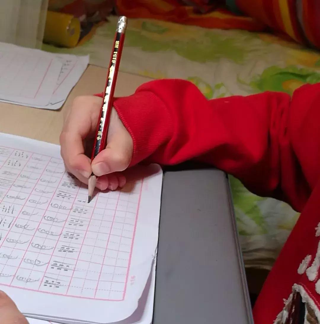 孩子写字姿势不对老是勾着手腕,儿童学写字握笔的正确姿势视频