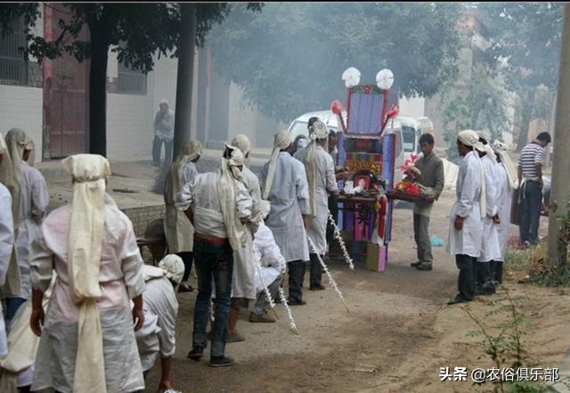 农村出殡为什么要杀一只鸡,下葬杀公鸡有什么忌讳