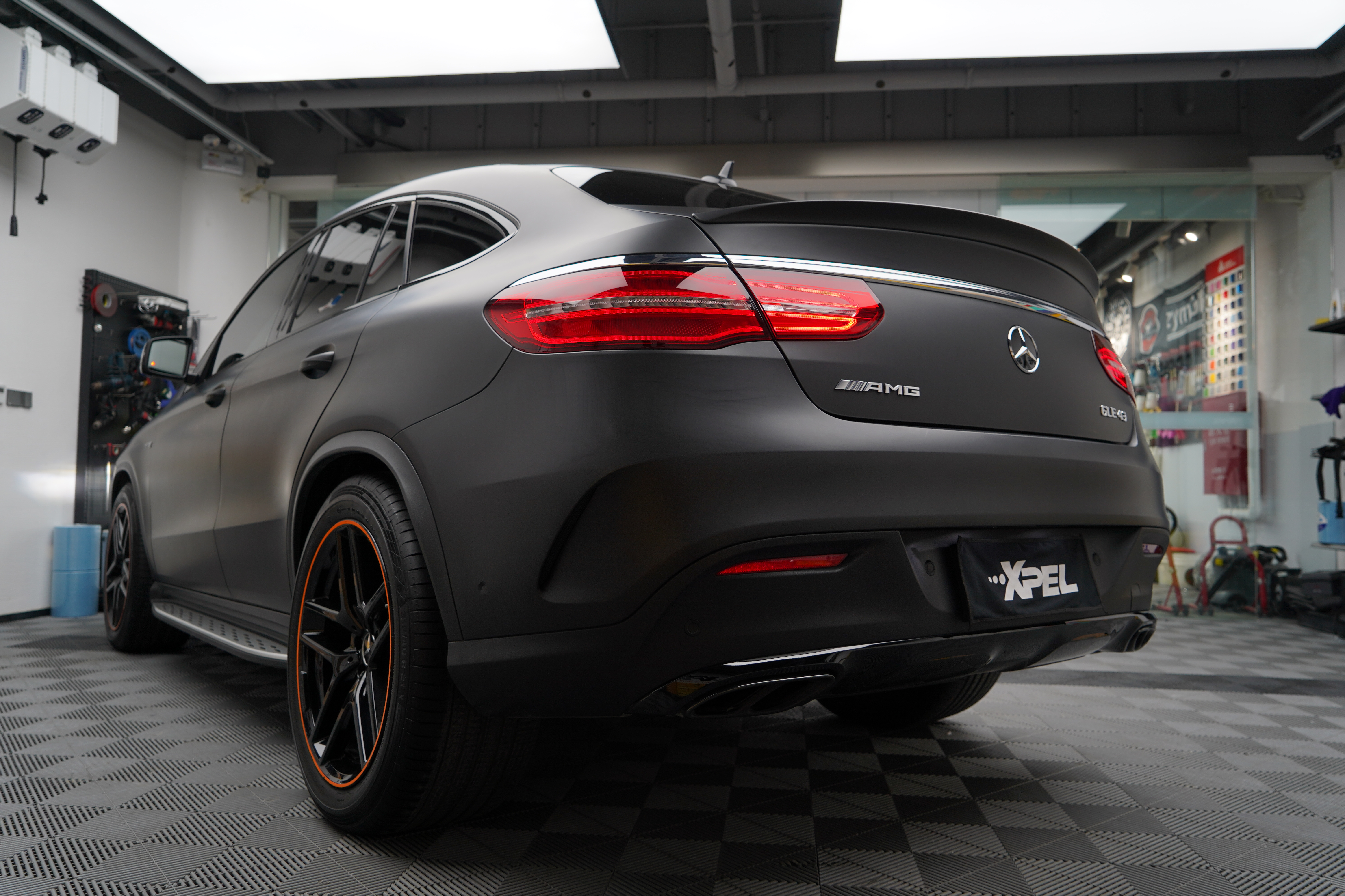 奔驰GLE43改全车炭黑,无惧任何对手挑战的黑武士