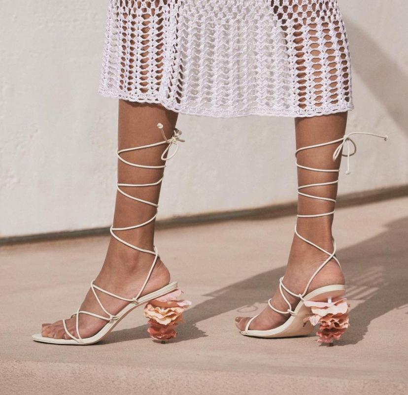 今年的时髦高跟鞋,今年时尚的高跟鞋品牌叫什么