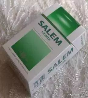 老板来瓶七块的啤酒,老板来盒红色的烟