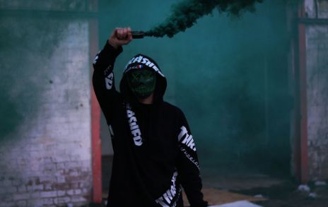 撸贷大军、“714高炮”:一次撸几百个超利贷,下款50万买车买房