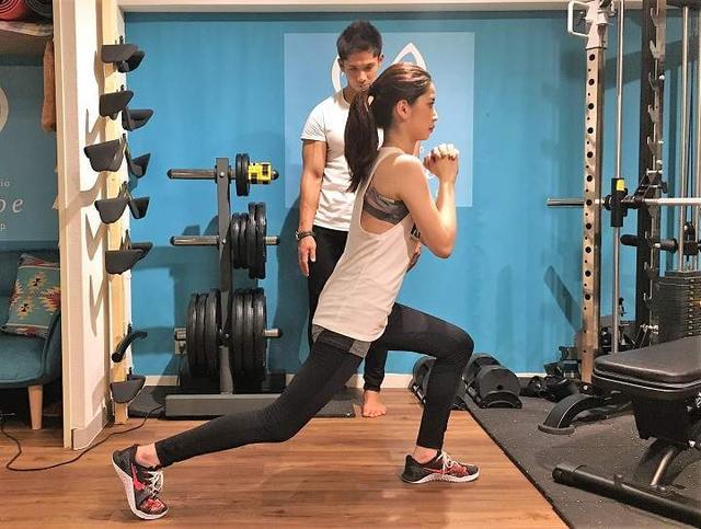 时尚女生追求的美臀操，在家就可以做，简单有效学起来吧！