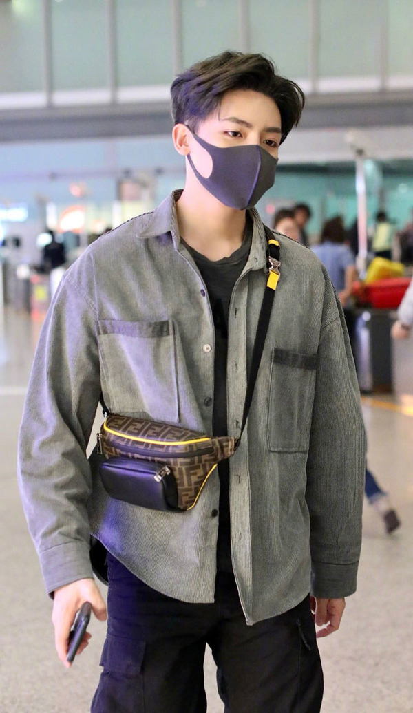 侯明昊白色运动套装,超酷魅力男神侯明昊写真