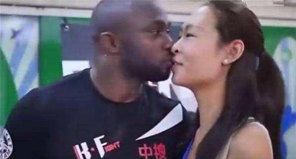 非洲拳王拿下武林风冠军，被中国白富美倒贴50万追求？结局很唏嘘