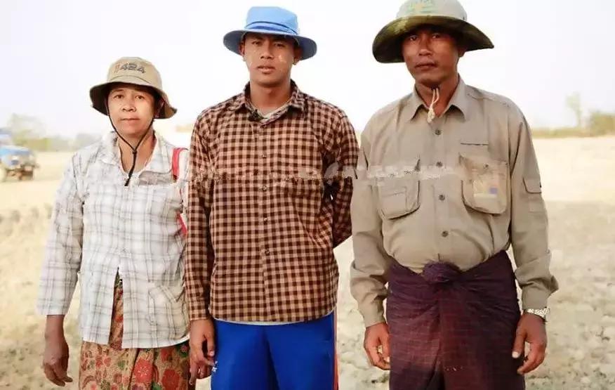 从享誉满身到走下球场，缅甸帅气足球员当起了农民小哥