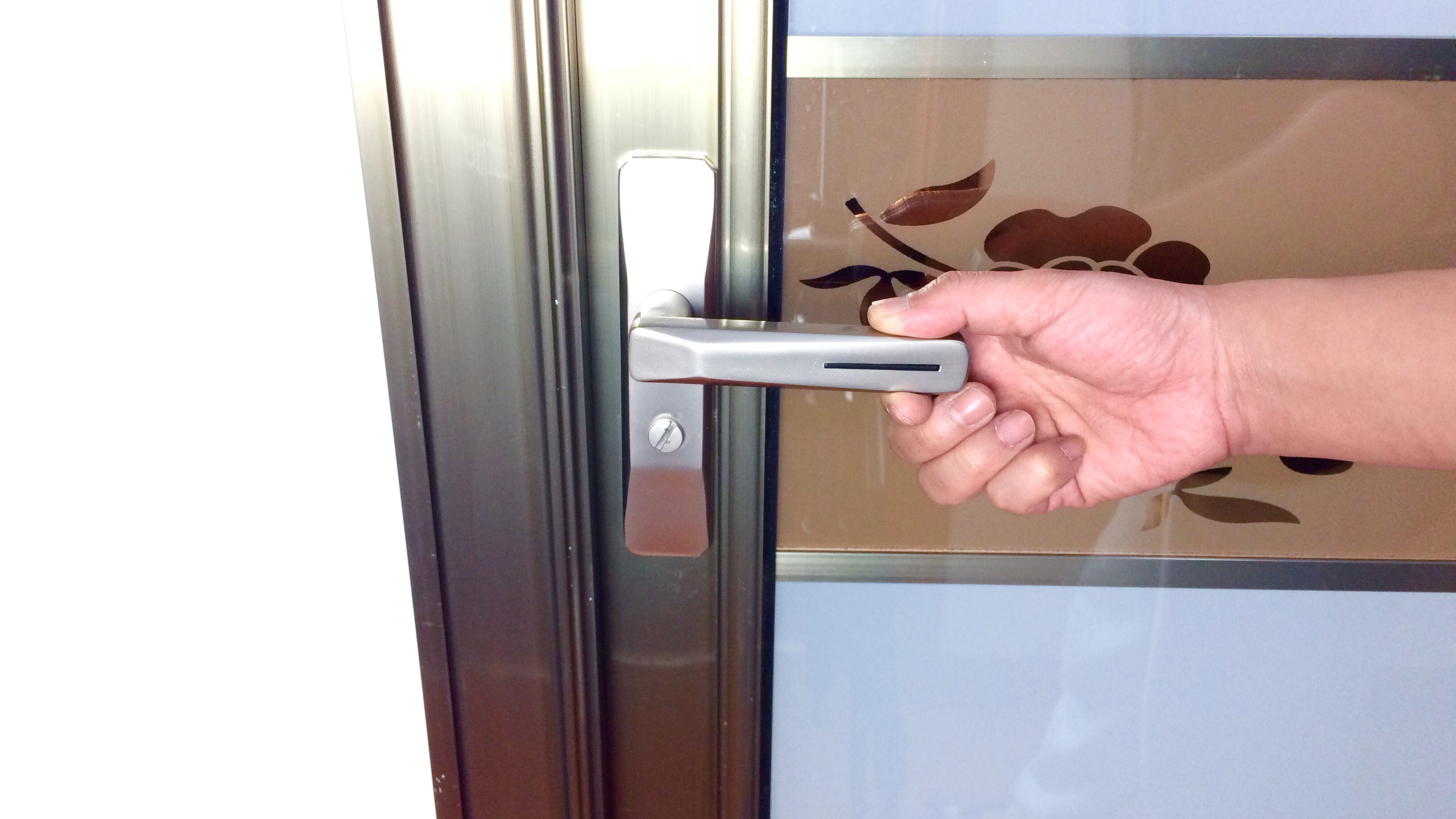 门把手松动拆不下来,门把手松动可以修吗