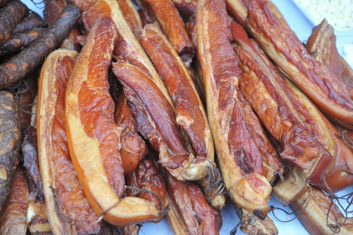 腊肉发霉了怎么处理然后继续保存,腊肉香肠发霉了可以洗洗煮了吃吗