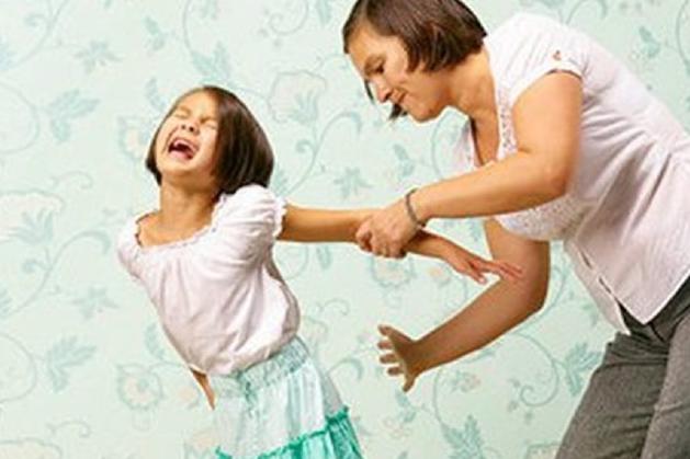 孩子犯错妈妈教育爸爸护孩子,孩子犯错家长控制不住火怎么办