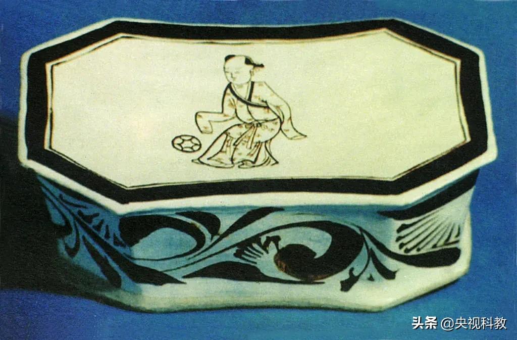 宋朝人把足球画到枕头上，是因为做梦也要踢吗？