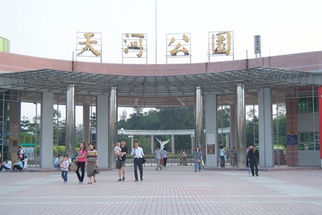 在相亲角逛了一圈，我们差点脱不开身