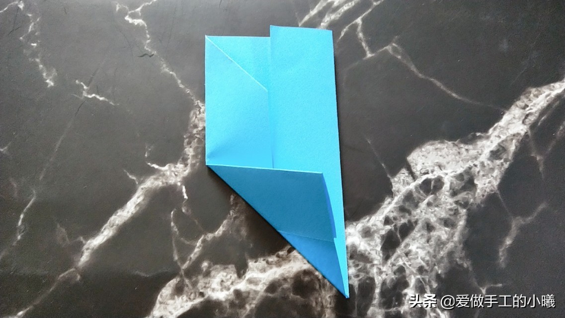 好玩的折纸旋转陀螺有一点点复杂,不用胶水就可以折的陀螺