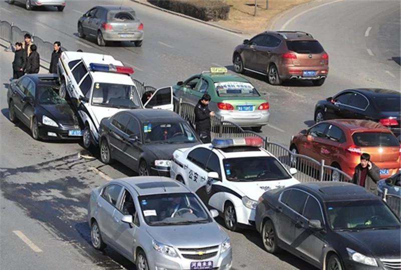 前车溜车要摁喇叭吗,前车溜车有必要报警吗