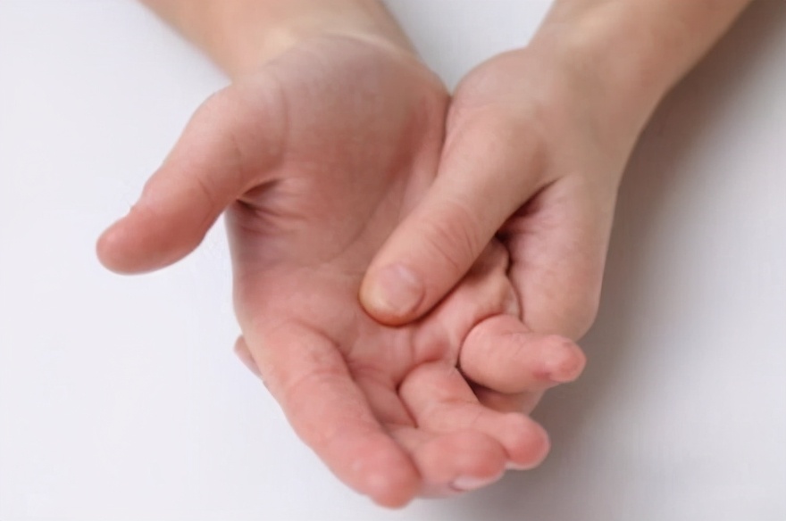 颈椎为什么会导致脖子发麻,颈椎影响全身麻木酸胀痛怎么缓解