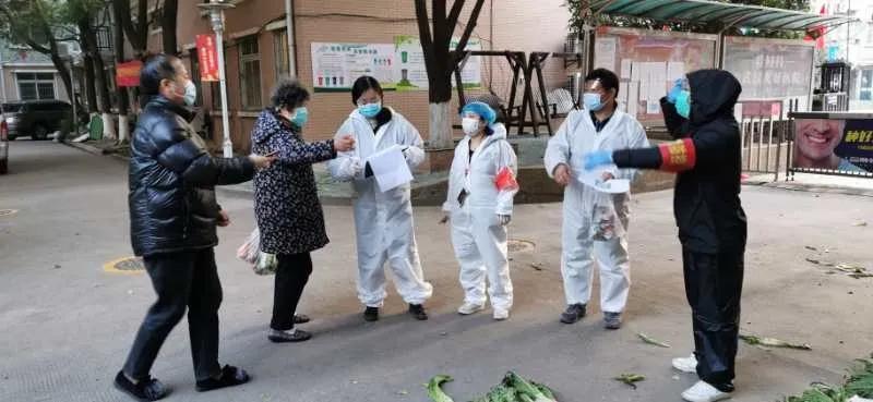 下沉公务员：我在老社区分发10元爱心菜