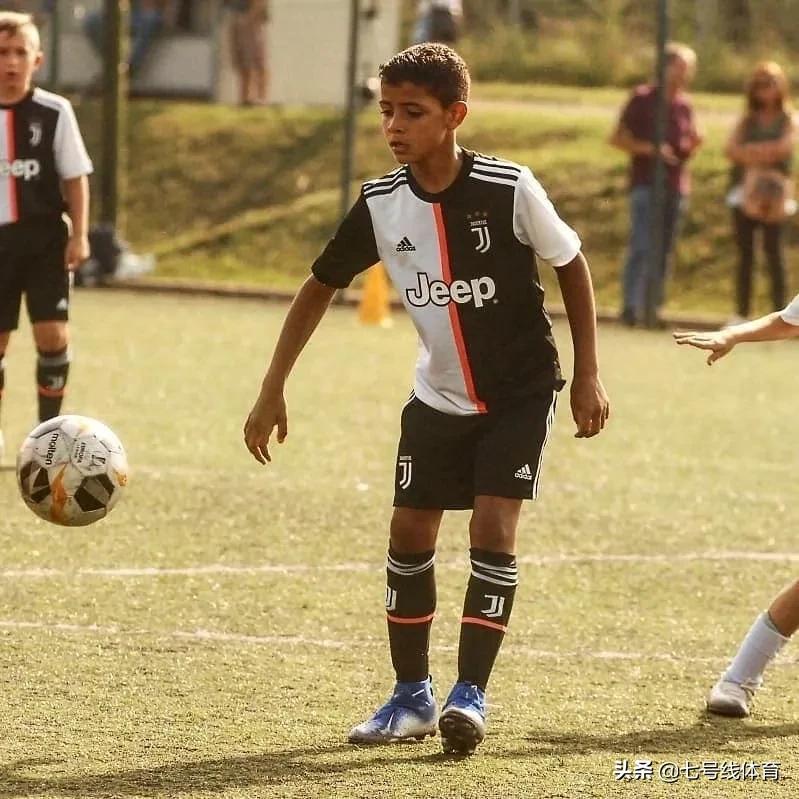 迷你罗踢足球图片,c罗和迷你罗踢球照片高清