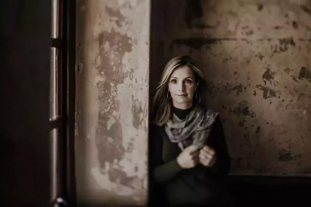 她是音乐之森的精灵，拥有被上帝吻过的嗓音