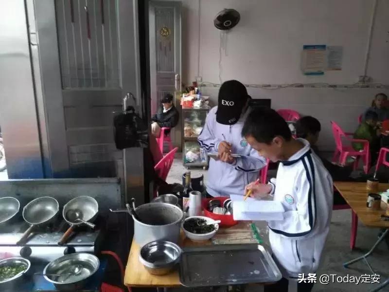 看蜗牛、逛湿地、做实验......海南定安开设的这个课堂妙趣横生！