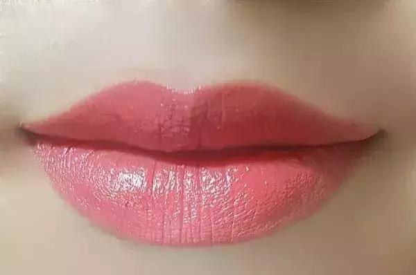 好几百的口红,嘴唇干但是有不水润的口红怎么涂