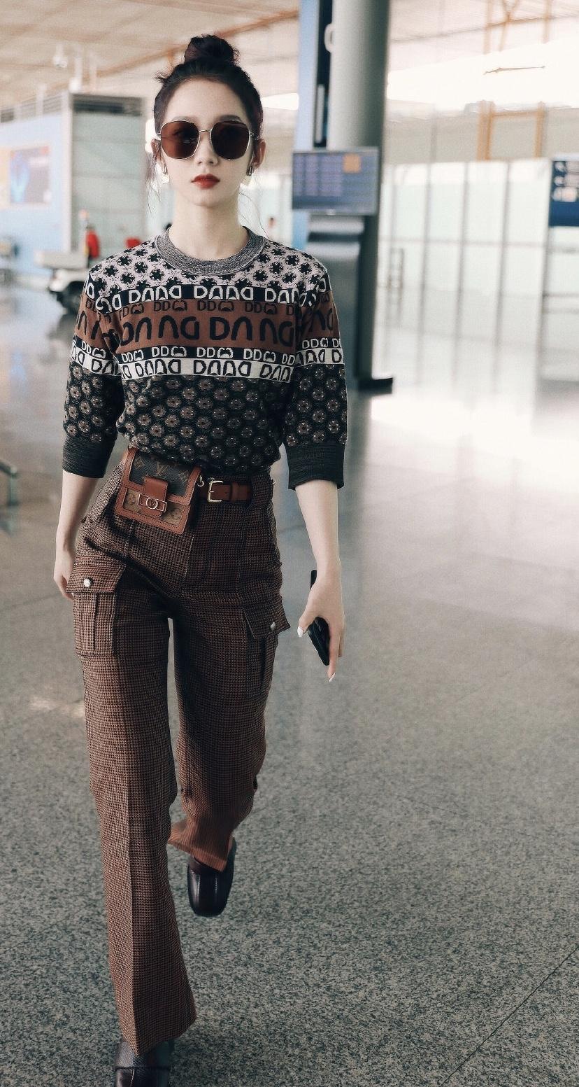 今年最火的斜挎腰包,腰包该怎么搭配